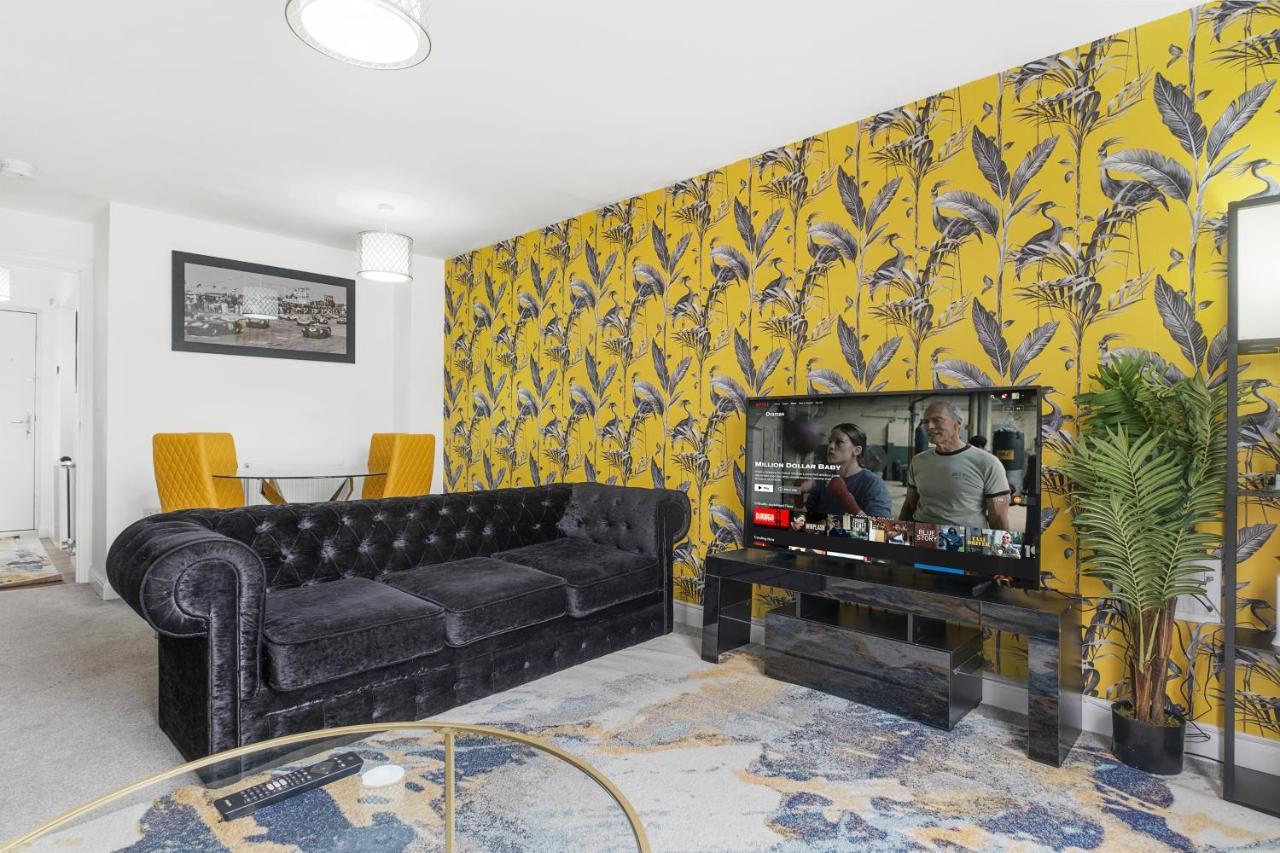 Luxury 2 Bed House City Centre ✘ Bbq & Garden ☆ Family Friendly→ Swingball & Outdoor Furniture - Free Parking → With 50 Inch Smart Tv, Free Netflix & Wifi ✘ Comfy Seating Area - By Maevela Birmingham Extérieur photo