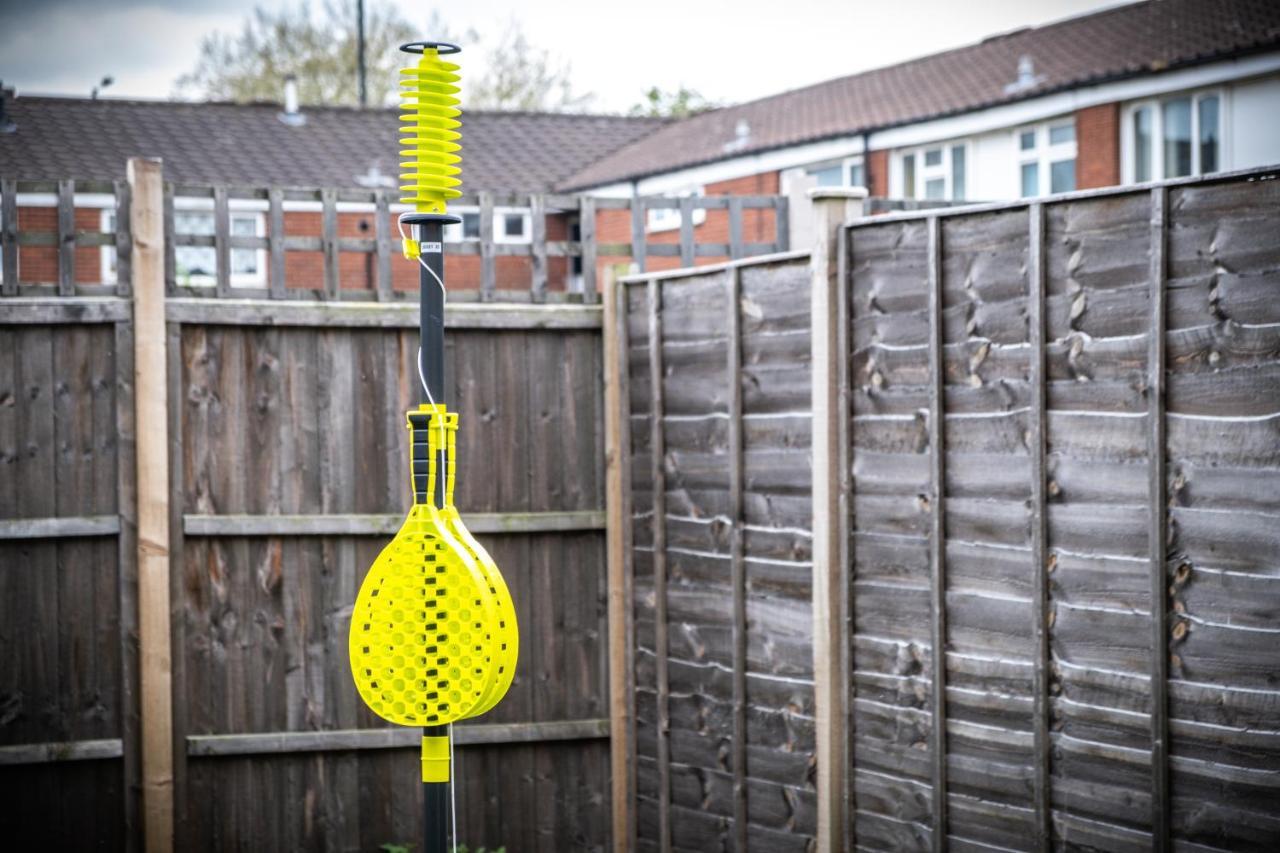 Luxury 2 Bed House City Centre ✘ Bbq & Garden ☆ Family Friendly→ Swingball & Outdoor Furniture - Free Parking → With 50 Inch Smart Tv, Free Netflix & Wifi ✘ Comfy Seating Area - By Maevela Birmingham Extérieur photo
