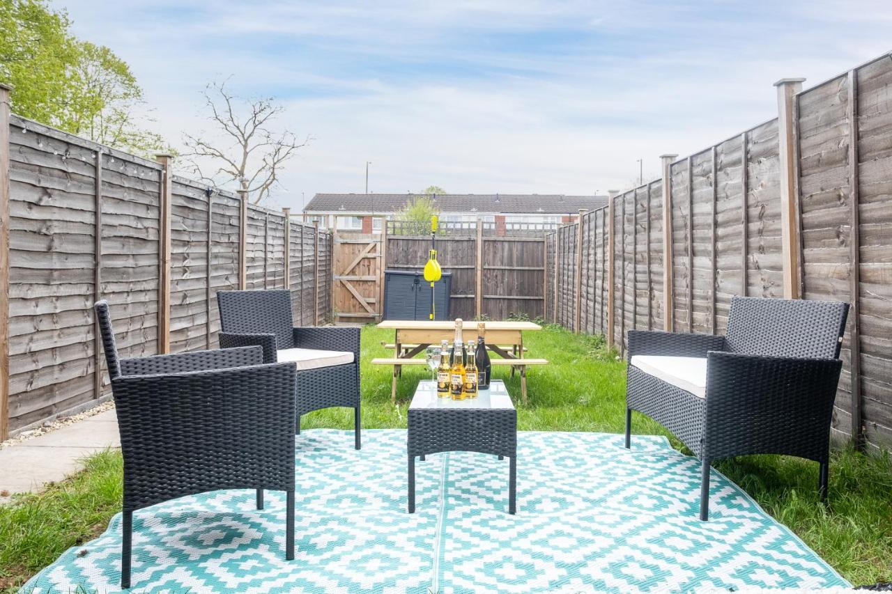 Luxury 2 Bed House City Centre ✘ Bbq & Garden ☆ Family Friendly→ Swingball & Outdoor Furniture - Free Parking → With 50 Inch Smart Tv, Free Netflix & Wifi ✘ Comfy Seating Area - By Maevela Birmingham Extérieur photo