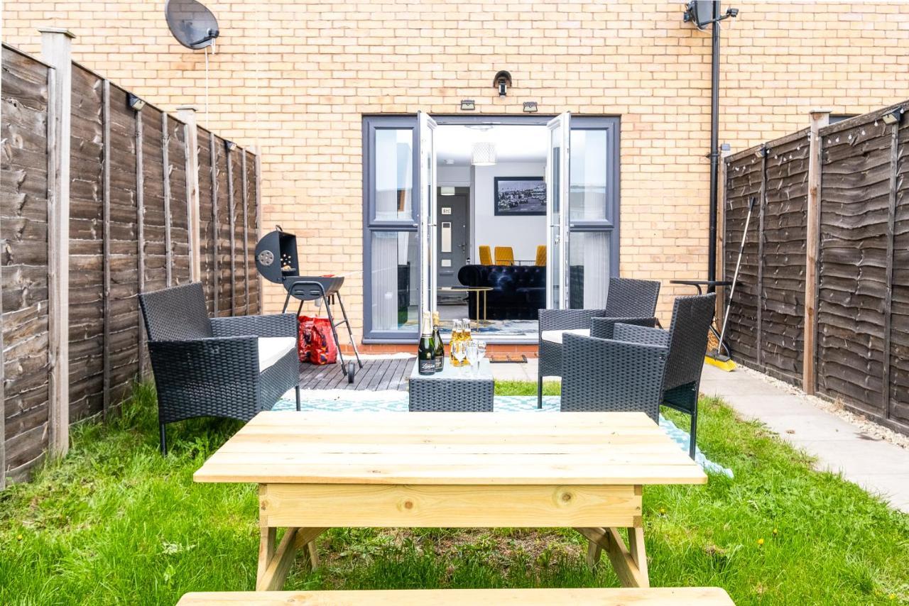 Luxury 2 Bed House City Centre ✘ Bbq & Garden ☆ Family Friendly→ Swingball & Outdoor Furniture - Free Parking → With 50 Inch Smart Tv, Free Netflix & Wifi ✘ Comfy Seating Area - By Maevela Birmingham Extérieur photo